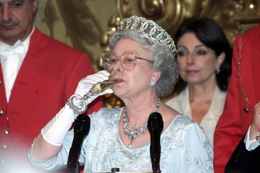 A rainha elizabeth tomava até 4 drinks